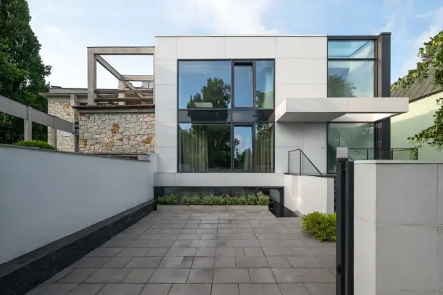 Elewacja domu kostki: Jak odmienić PRL-owski styl na nowoczesny?