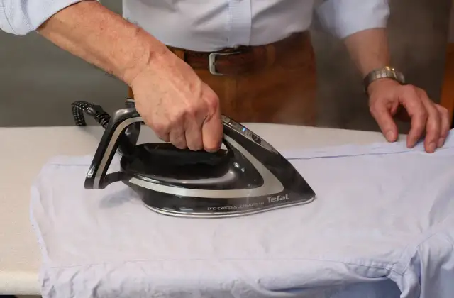 Jak wyprasować rękawy w koszuli, aby uniknąć zagnieceń i błędów