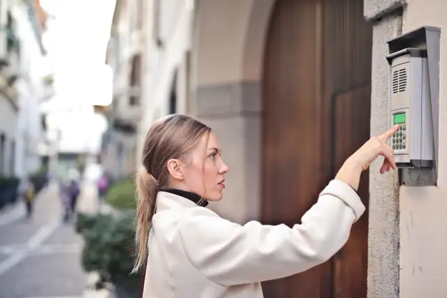 Jak otworzyć domofon? Poradnik: kody, awarie, smartfon i więcej!