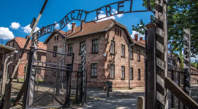 Gdzie znajdował się obóz Auschwitz? Odkryj jego tragiczną lokalizację