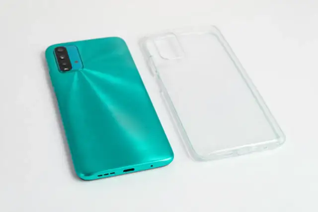 Turkusowy telefon i przezroczyste etui obok. Zastanawiasz się, czym umyć etui od telefonu, by znów wyglądało jak nowe?