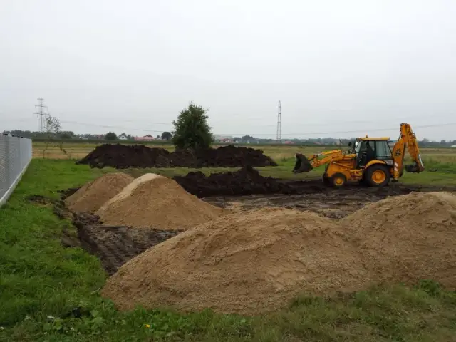 Podniesienie terenu działki: 20 czy 30 cm? Prawo, koszty i sąsiedzi.