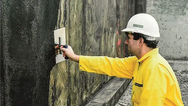 Czym smarować fundamenty, aby skutecznie chronić przed wilgocią?