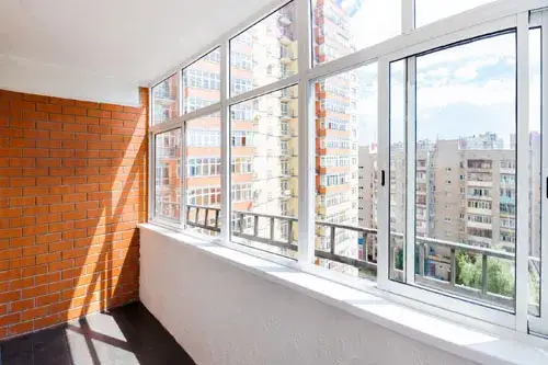 Zabudowa balkonu w domu: Pozwolenie, zgłoszenie czy nic? Uniknij samowoli.