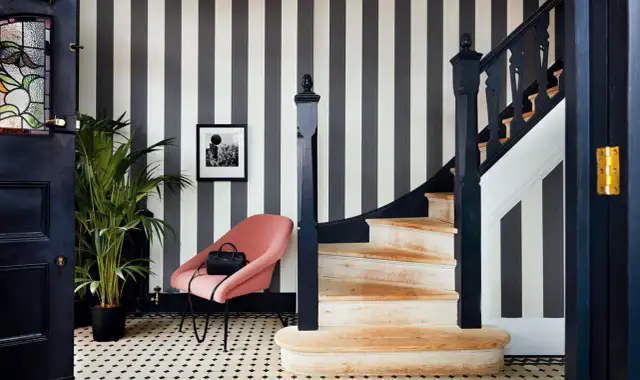 Jak efektywnie wykorzystać przestrzeń pod schodami w Twoim domu