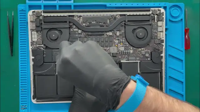 Wymiana baterii w MacBook Pro: Jak uniknąć kosztownych problemów?