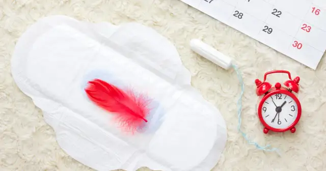 Kiedy pierwsza miesiączka? Zaskakujące fakty i objawy, które warto znać