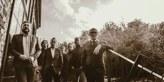 De Mono: Kim jest charyzmatyczny wokalista zespołu? Profil artysty