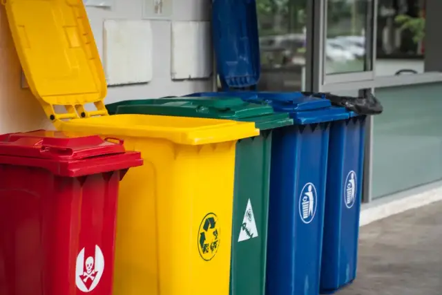 Kolorowe pojemniki na śmieci: czerwony, żółty, zielony i niebieski. Ile pojemników na śmieci na osobę?