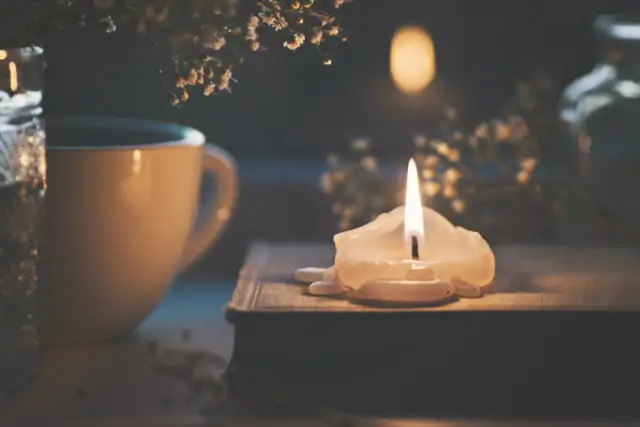 Wróżby z wosku: odkryj znaczenie figur i ich tajemnice