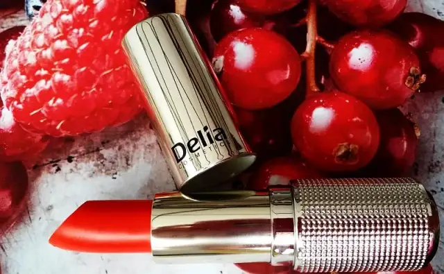 Jak utrwalić szminkę, aby nie schodziła przez cały dzień? Sprawdź te sposoby