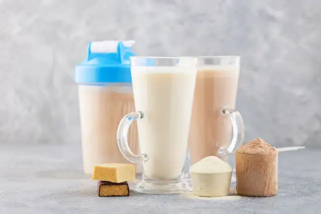 ¿Es saludable sustituir la cena por un batido de proteínas? Pros y contras