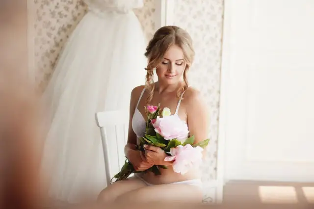 Jak dobrać biustonosz do sukni ślubnej? Poradnik brafitterki