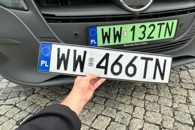 Ile kosztuje przerejestrowanie auta 2026? Pełny cennik i kary!