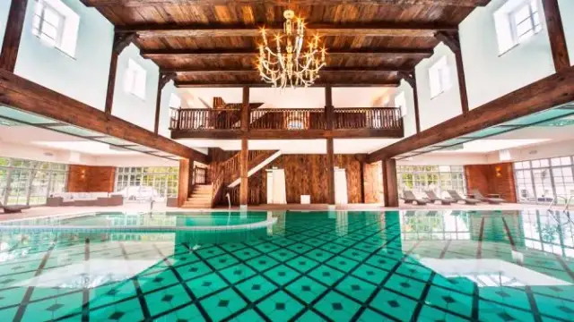 Hotelowy basen: uniknij faux pas! Przewodnik krok po kroku