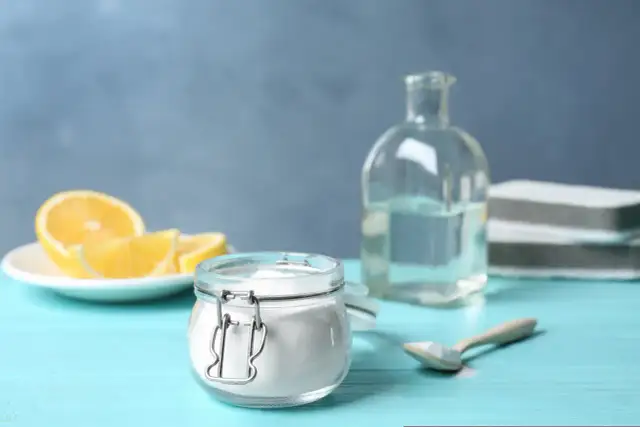 Jak usunąć plamy z oliwy - skuteczne metody, które naprawdę działają