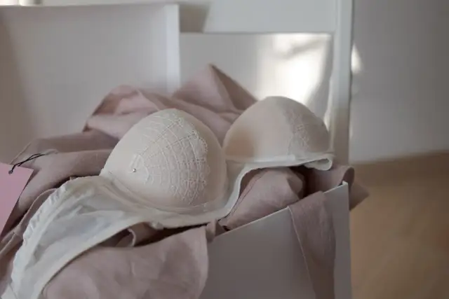 Białe biustonosze: Jak prać, by nie szarzały i nie żółkły?