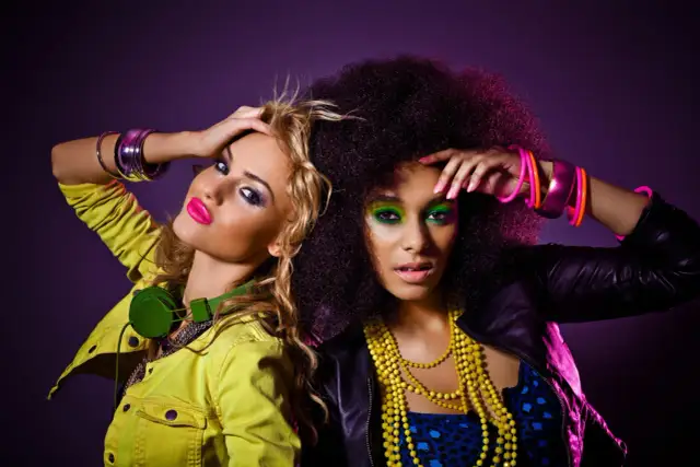 Moda lat 80. na imprezę: Błysk, rock czy fitness? Wybierz styl!