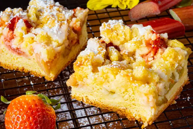 Przepis na ciasto z truskawkami i kruszonką, które zachwyci każdego