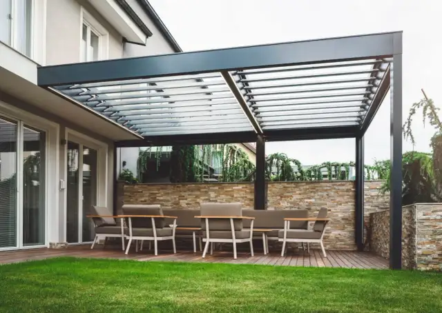 Poliwęglan na zadaszenie tarasu: Jaki wybrać? Grubość, kolor, montaż