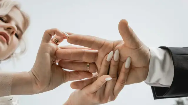 Jak wybrać obrączki? Przewodnik po metalach, stylach i cenach