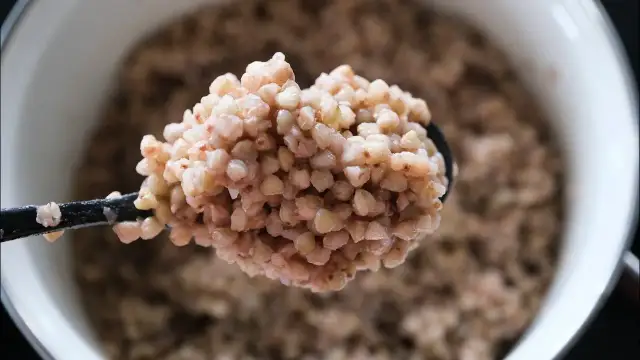 Jak ugotować sypką kaszę gryczaną? Prosty przepis krok po kroku