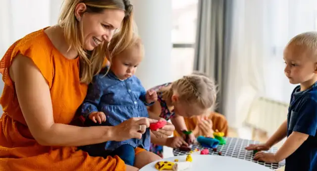 Kto może pracować w żłobku? Sprawdź wymagania i kwalifikacje