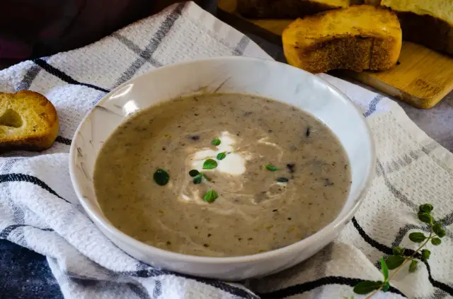 Minestra di Funghi: Ricetta Cremosa e Saporita (Come quella della Nonna)