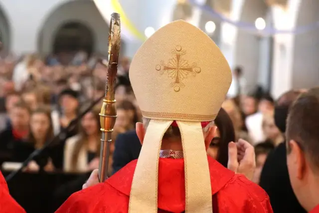 Ile trwa msza bierzmowania? Poznaj fakty i przygotuj się