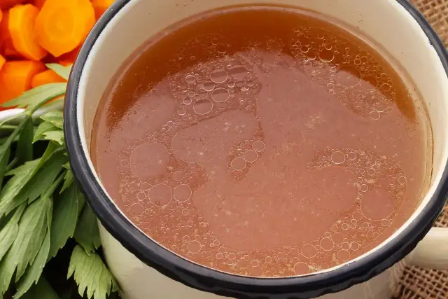 Jak odtłuścić rosół bez chłodzenia? 3 metody na już!