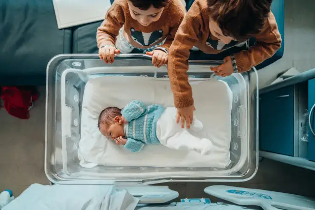 Ile powinno ważyć dziecko po urodzeniu? Poznaj normy i czynniki wpływające