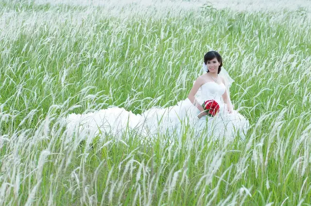 Suknia ślubna dla niskiej: Fasony, które optycznie dodają wzrostu