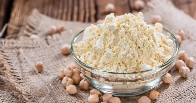 Mąka z ciecierzycy: Twój naturalny żel do mycia twarzy