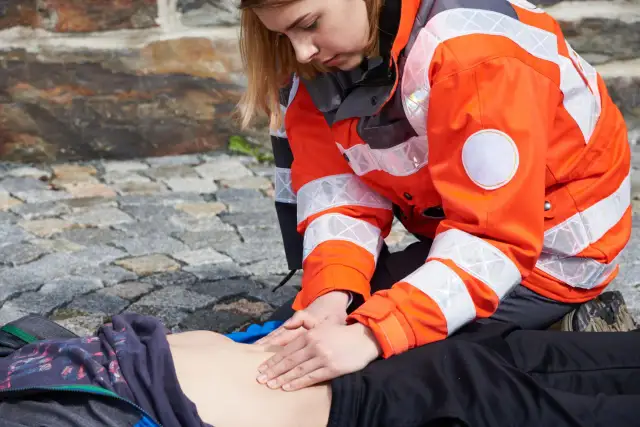 Ratownik medyczny: Twoja droga do zawodu. Przewodnik krok po kroku