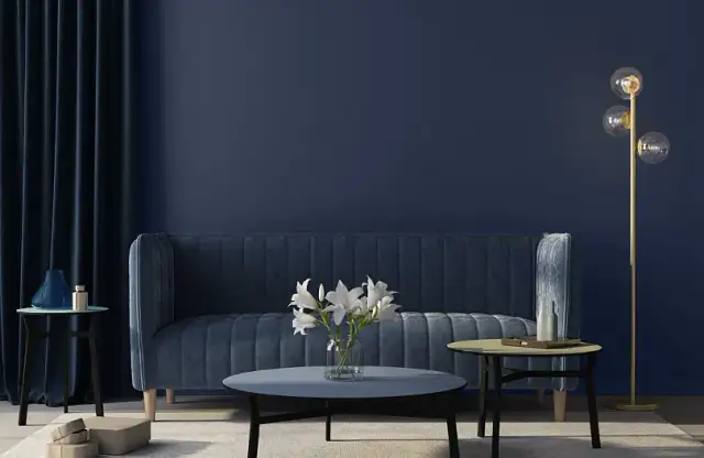Ciemne meble w salonie - jaki kolor ścian sprawi, że pokój ożyje?