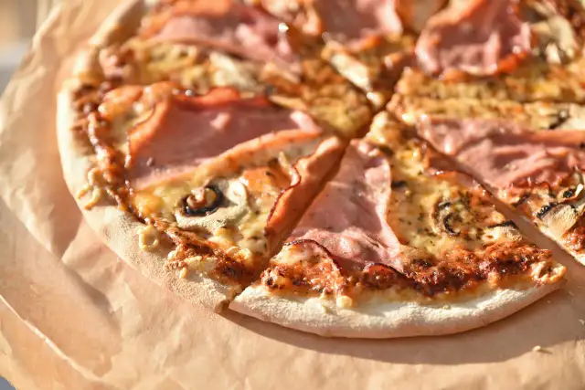 Jak przygotować pieczarki do pizzy, by uniknąć wodnistego smaku