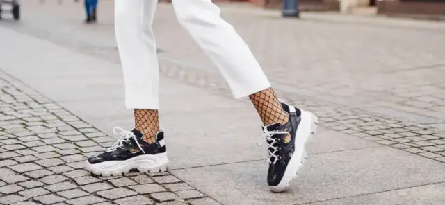 Czy czarne buty pasują do białych spodni? Oto zaskakujące fakty