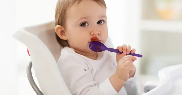 Napoje gazowane a karmienie piersią: Czy można pić? Fakty i alternatywy