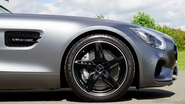 Srebrne auto: Jaki kolor felg wybrać? Poradnik i inspiracje