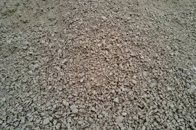 Kliniec czy tłuczeń na podjazd: który materiał jest trwalszy i tańszy?