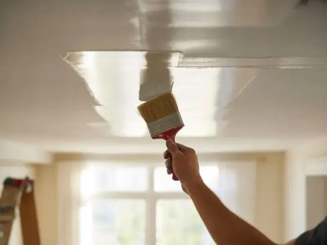 Jak pomalować zatłuszczony sufit w kuchni? Odtłuść i maluj bez smug!