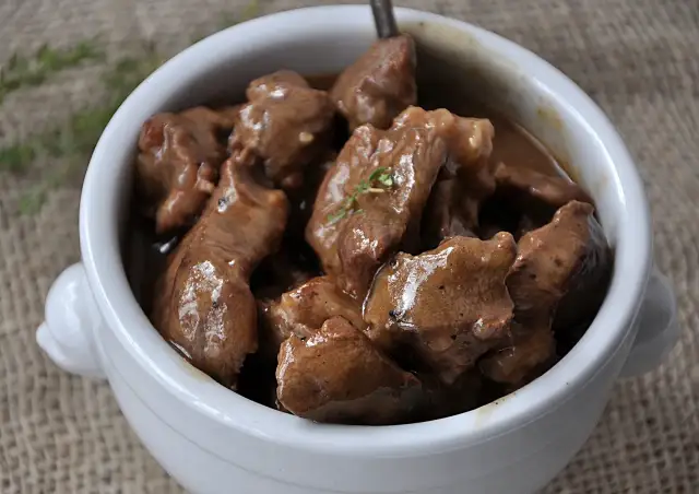 Dania z wołowiny: od gulaszu po stek. Jak zrobić idealnie kruche mięso?