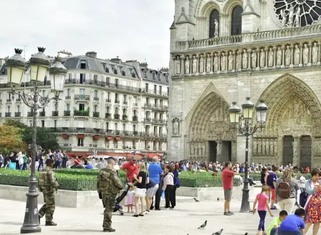 Czy jest bezpiecznie w Paryżu? Odkryj ryzyka i bezpieczne miejsca