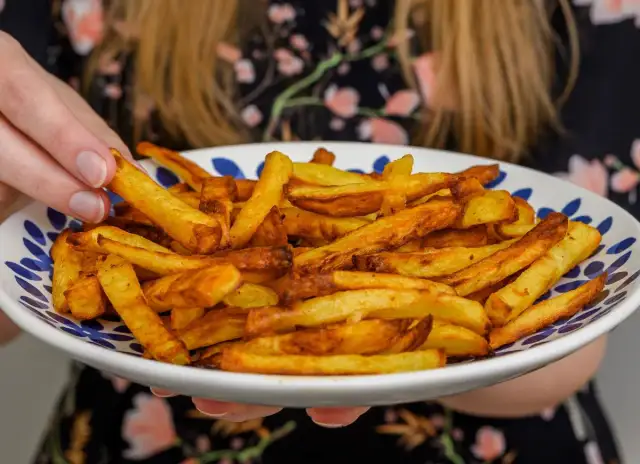 Chrupiące frytki na patelni bez oleju: przepis krok po kroku