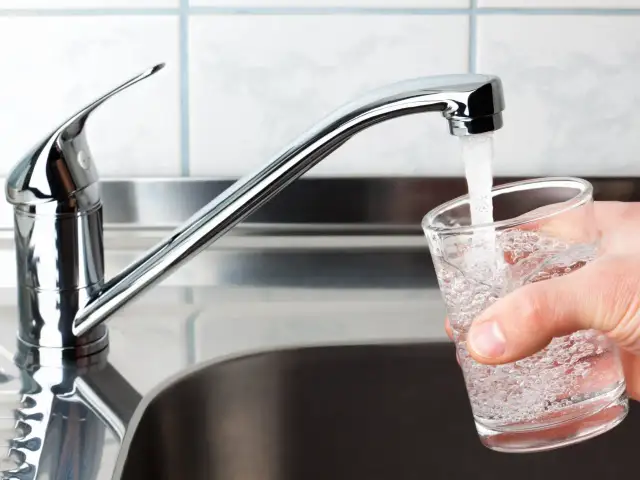 Ile kosztuje woda z kranu? Ceny, które zaskoczą i oszczędzą