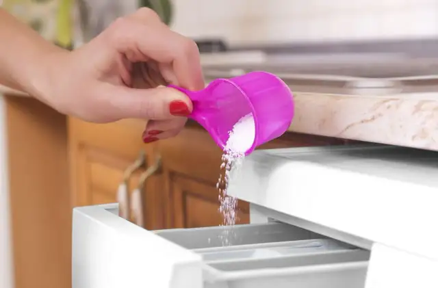 Czy do prania parowego dodaje się proszek, aby uniknąć plam?