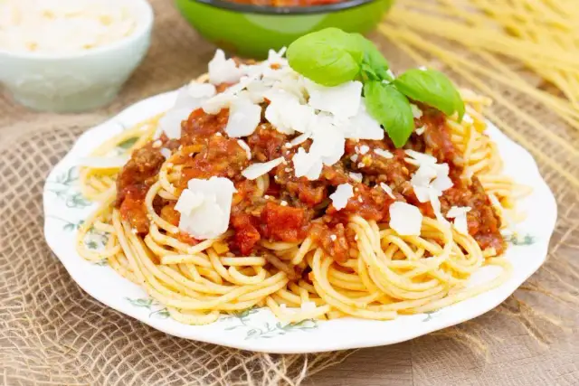 Idealne spaghetti bolognese z pomidorów - przepis na pyszny obiad