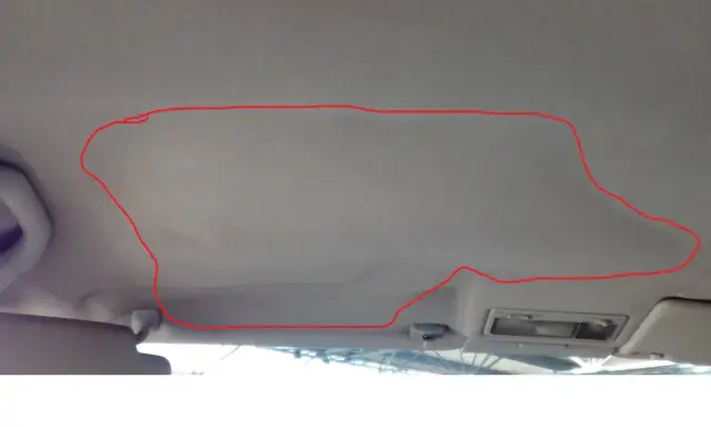 Odklejająca się podsufitka w samochodzie? Zobacz, jak przykleić podsufitkę bez demontażu, zaznaczony obszar pokazuje problem.