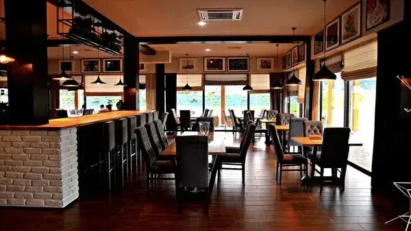 Gdzie dobrze zjeść w Łebie? Odkryj najlepsze restauracje i smaki