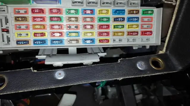 Gdzie są bezpieczniki w Opel Astra G? Znajdź je szybko i łatwo